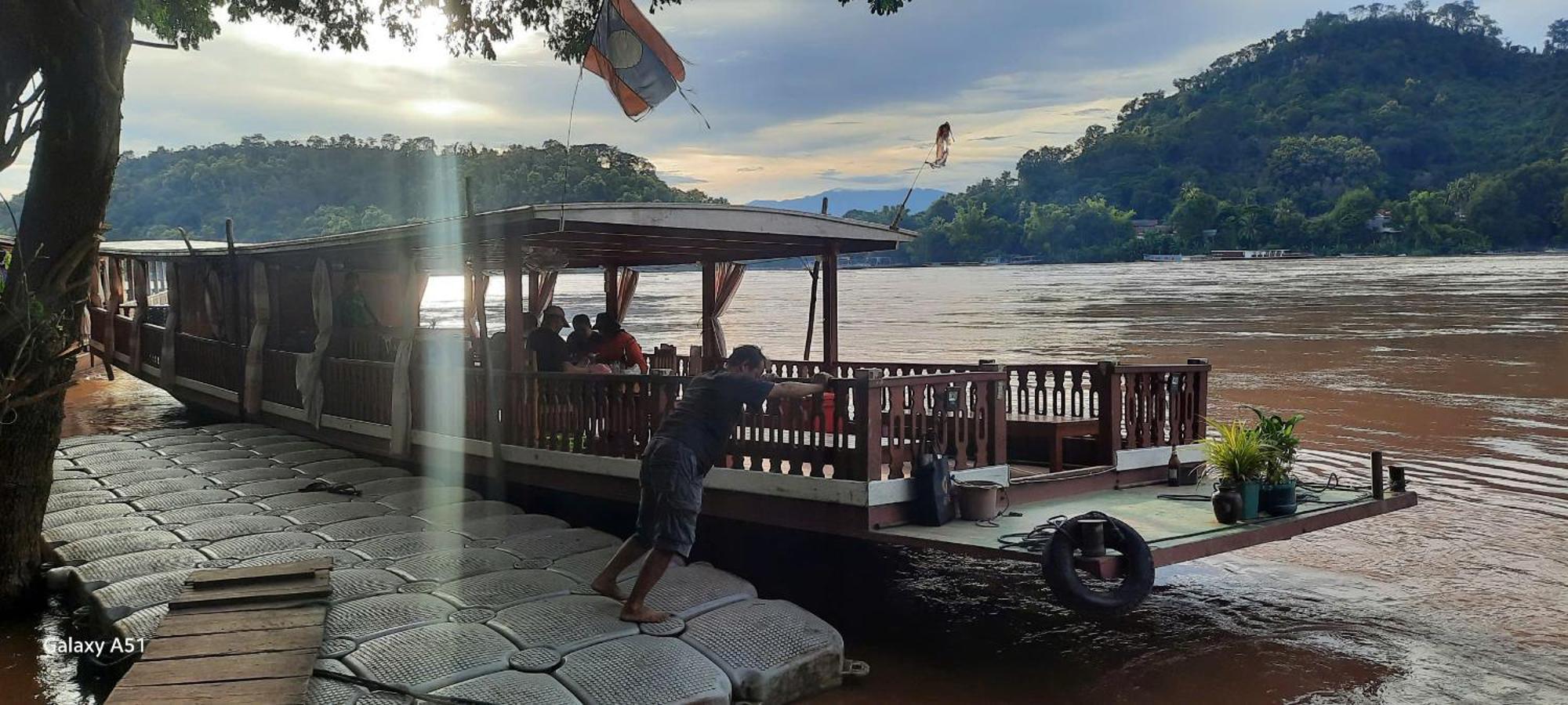 Aurora Backpackers Hostel Luang Prabang Buitenkant foto